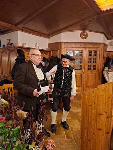 Peter Schlagenhaufer, Vorstand des Trachtenvereins und unseres Patenvereins gratuliert